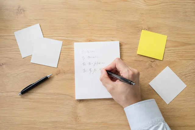 手書きのメモをもとに記事が作られるイメージ